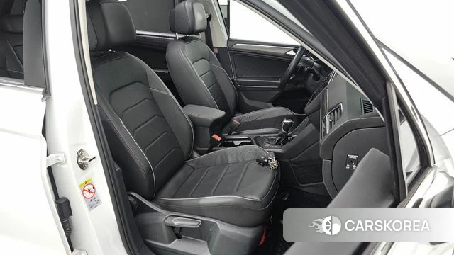Volkswagen Tiguan Allspace 2023 Белый из Кореи, фото 3