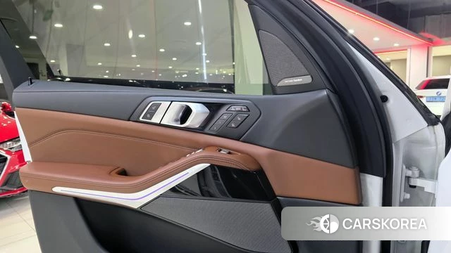 BMW X7 (G07) 2023 Белый из Кореи, фото 3