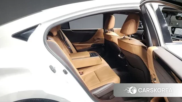 Lexus ES300h 7th generation 2018 Белый из Кореи, фото 3