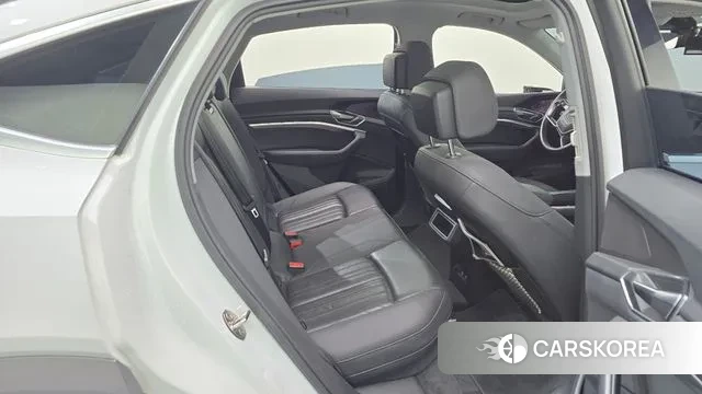 Audi e-Tron 2021 Белый из Кореи, фото 3