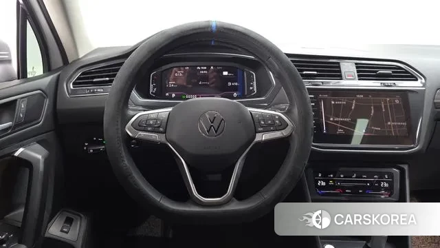 Volkswagen Tiguan Allspace 2023 Белый из Кореи, фото 3