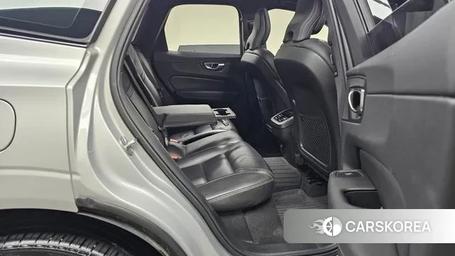 Volvo XC60 second Generation 2022 Серебристо-серый из Кореи, фото 3