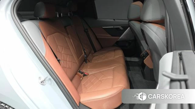 BMW 5 Series (G60) 2024 Светло-серебряный цвет из Кореи, фото 3