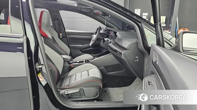 Volkswagen Golf 8th Generation 2023 Черный из Кореи, фото 3