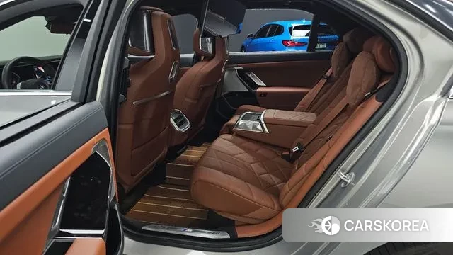 BMW 7 Series (G70) 2023 Серебристо-серый из Кореи, фото 3