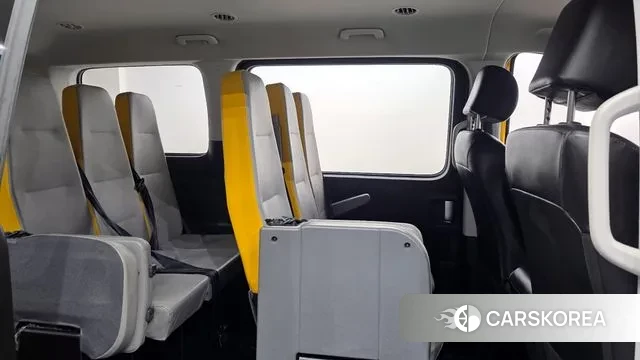 Hyundai Staria 2023 Желтый из Кореи, фото 3