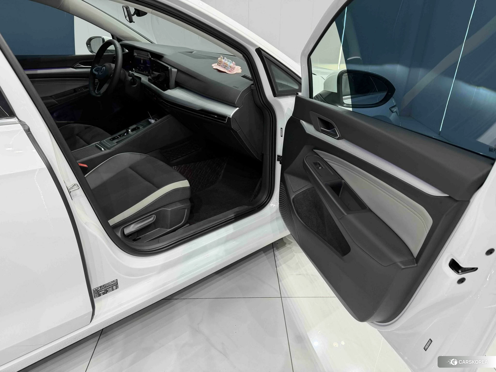 Volkswagen Golf 2023 Белый из Китая, фото 3
