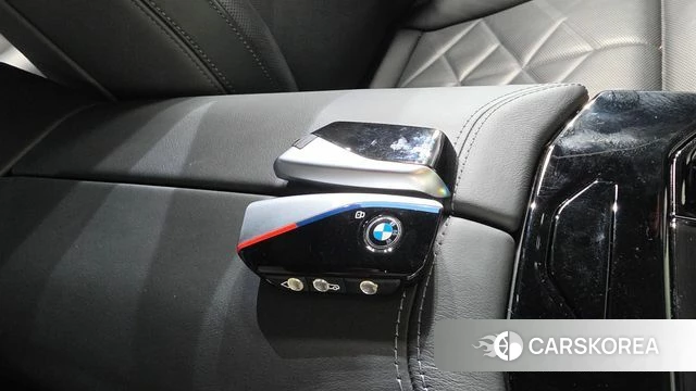 BMW 5 Series (G60) 2024 Цвет галактики из Кореи, фото 3