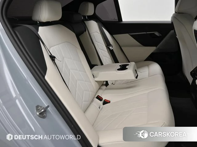 BMW 5 Series (G60) 2024 Небесно-голубой из Кореи, фото 3