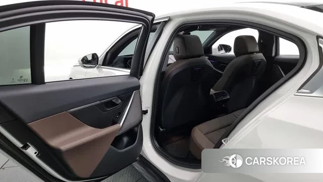 BMW 5 Series (G60) 2023 Белый из Кореи, фото 3