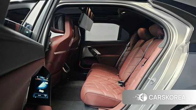 BMW 7 Series (G70) 2025 Серебряный двухцветный из Кореи, фото 3
