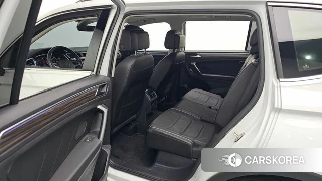 Volkswagen Tiguan Allspace 2023 Белый из Кореи, фото 3