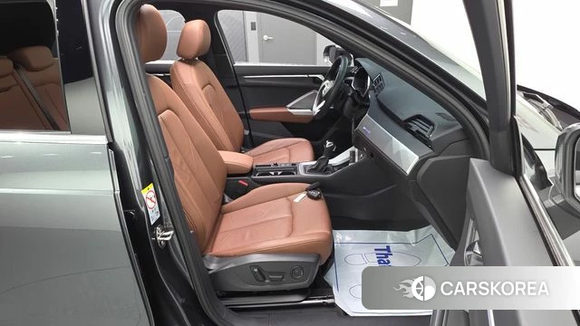 Audi Q3 (F3) 2023 Серый из Кореи, фото 3