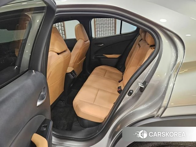 Lexus UX300h 2025 Серебристо-серый из Кореи, фото 3