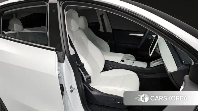 Tesla Model Y 2023 Белый из Кореи, фото 3