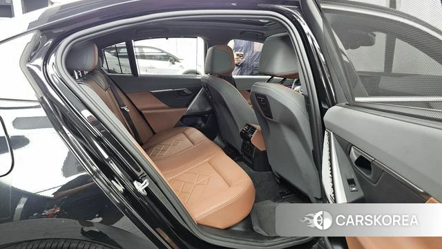 BMW 5 Series (G60) 2023 Черный из Кореи, фото 3