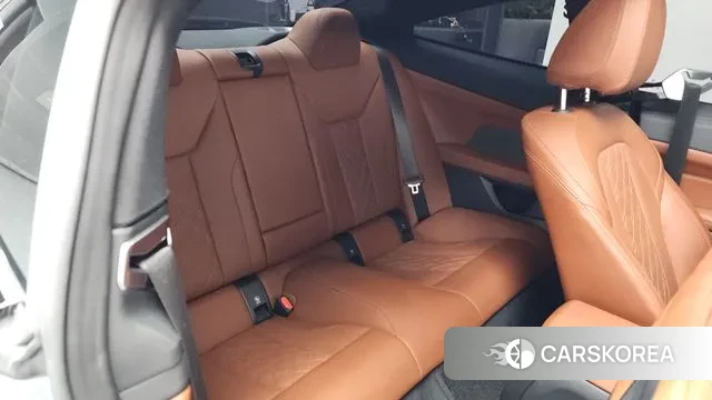 BMW 4 Series (G22) 2024 Светло-серебряный цвет из Кореи, фото 3