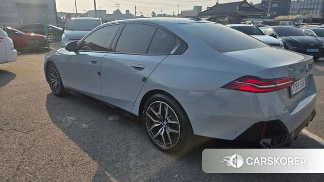 BMW 5 Series (G60) 2026 Светло-серебряный цвет из Кореи, фото 3