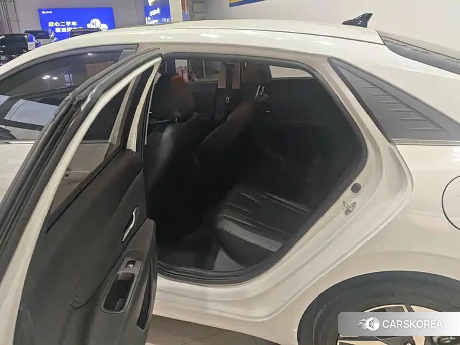 Hyundai Elantra 2023 Белый из Китая, фото 3