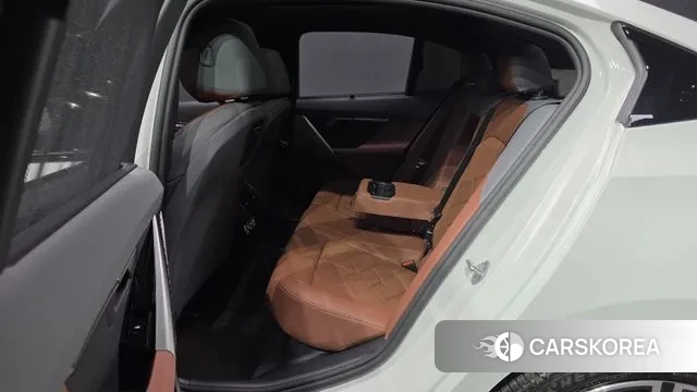 BMW 5 Series (G60) 2025 Белый из Кореи, фото 3