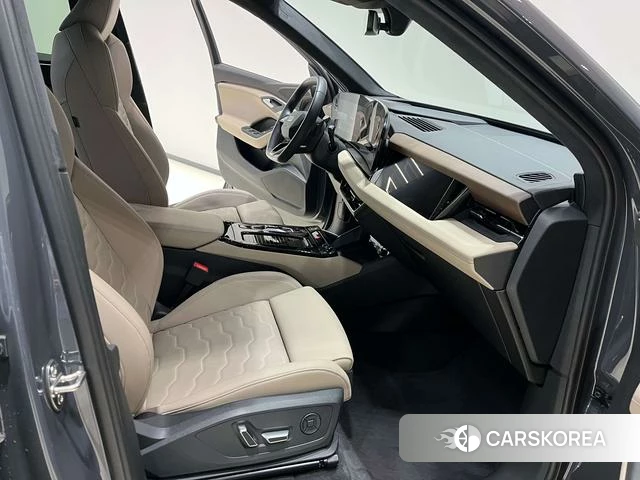Audi Q6L e-tron 2025 Темно-серый из Китая, фото 3
