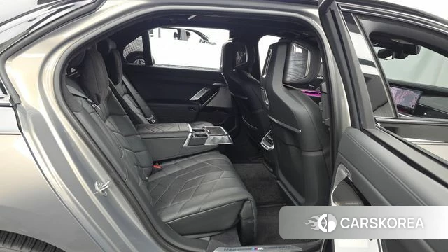 BMW 7 Series (G70) 2022 Черный двухцветный из Кореи, фото 3
