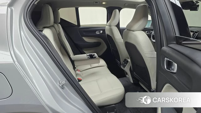 Volvo XC40 2024 Серебристо-серый из Кореи, фото 3