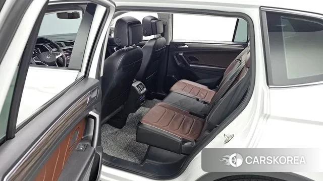 Volkswagen Tiguan Allspace 2023 Белый из Кореи, фото 3