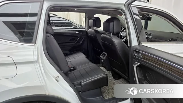 Volkswagen Tiguan Allspace 2023 Белый из Кореи, фото 3