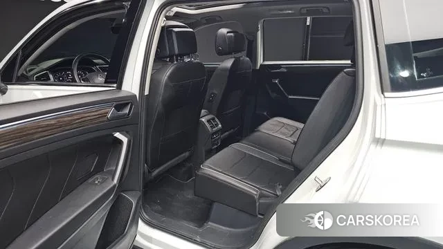 Volkswagen Tiguan Allspace 2023 Белый из Кореи, фото 3