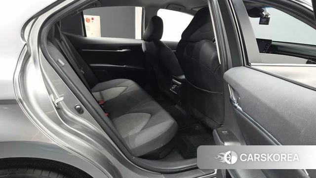 Toyota Camry (XV70) 2022 Серебристо-серый из Кореи, фото 3