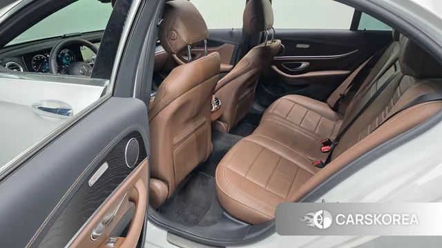Mercedes-Benz E-Class W213 2023 Белый из Кореи, фото 3