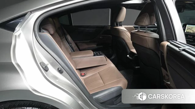 Lexus ES300h 7th generation 2023 Серебристо-серый из Кореи, фото 3