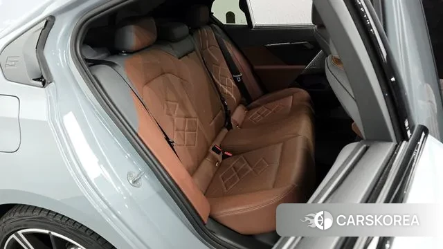 BMW 5 Series (G60) 2024 Серебристо-серый из Кореи, фото 3