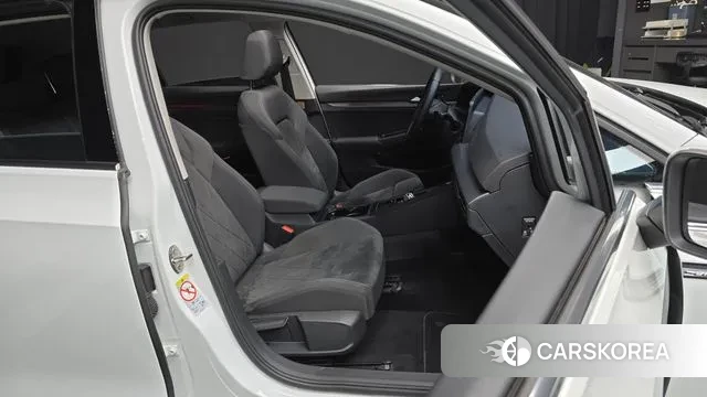 Volkswagen Golf 8th Generation 2022 Белый из Кореи, фото 3