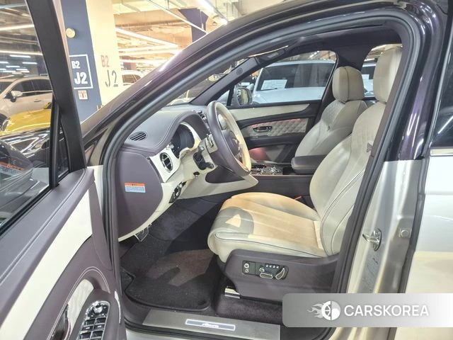 Bentley Bentayga 2023 Коричневый двухцветный из Кореи, фото 3