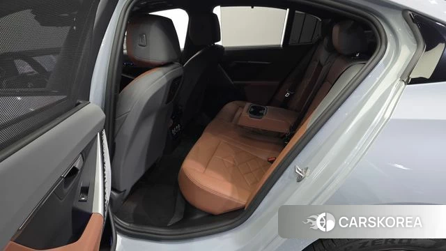 BMW 5 Series (G60) 2025 Цвет галактики из Кореи, фото 3