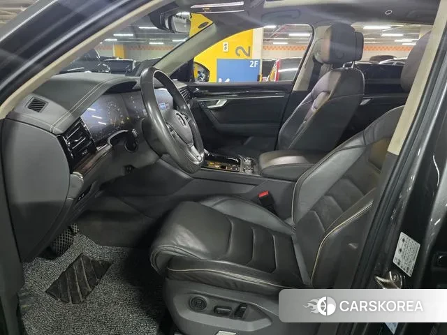 Volkswagen Touareg 3rd generation 2020 Серый из Кореи, фото 3