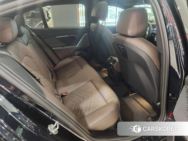 BMW 5 Series (G60) 2025 Черный из Кореи, фото 3