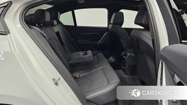 BMW 5 Series (G60) 2023 Белый из Кореи, фото 3