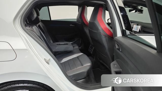 Volkswagen Golf 8th Generation 2024 Белый из Кореи, фото 3