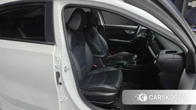 Kia The New K3 2nd generation 2023 Белый из Кореи, фото 3