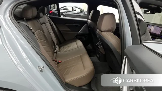 BMW 5 Series (G60) 2024 Светло-серебряный цвет из Кореи, фото 3