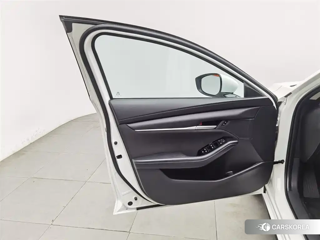 Mazda 3 2024 Белый из Китая, фото 3