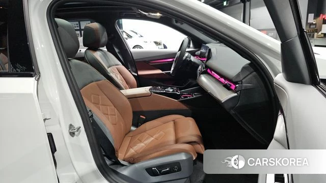 BMW 5 Series (G60) 2025 Белый из Кореи, фото 3
