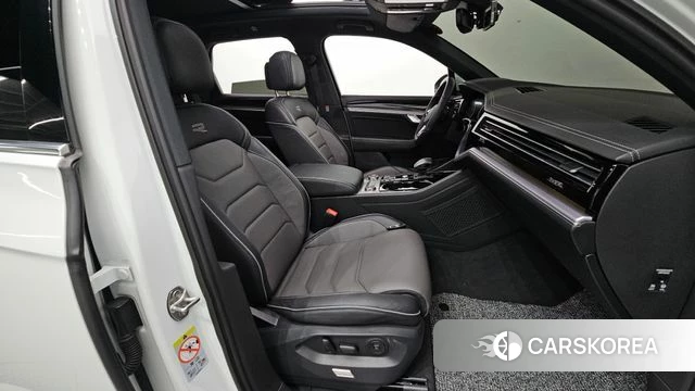 Volkswagen Touareg 3rd generation 2023 Белый из Кореи, фото 3