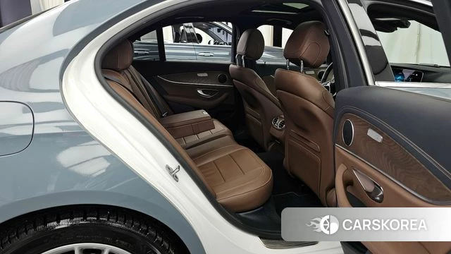 Mercedes-Benz E-Class W213 2022 Светло-серебряный цвет из Кореи, фото 3
