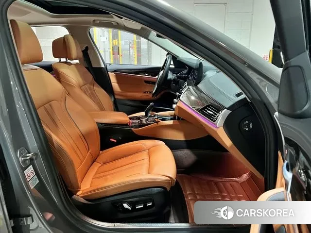 BMW 5 Series (G30) 2021 Серебристо-серый из Кореи, фото 3