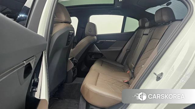 BMW 5 Series (G60) 2025 Белый из Кореи, фото 3