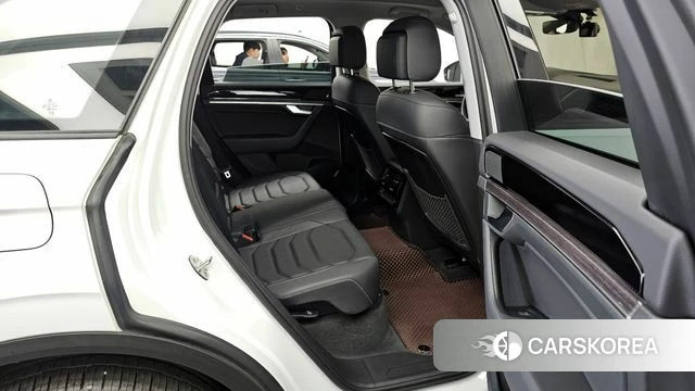Volkswagen Touareg 3rd generation 2023 Белый из Кореи, фото 3